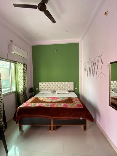 Postel nebo postele na pokoji v ubytování Banaras Paying Guest House Assi Ghat