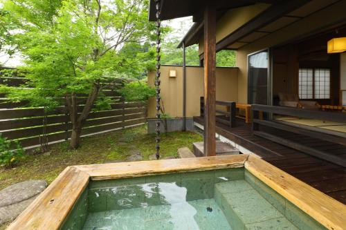 駒ヶ根市にある和みの湯宿なかやまの家の玄関のスイミングプール