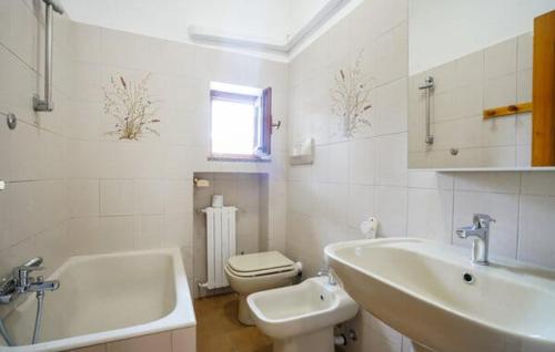 Un baño blanco con lavabo e inodoro. en Casa Fiorella, en Taggia