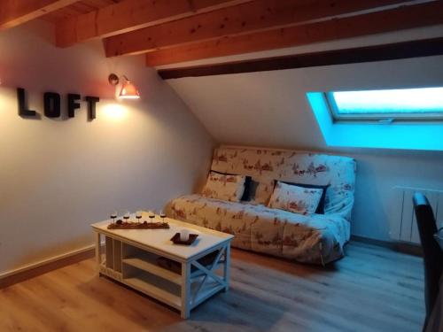 un salon avec un canapé et une table basse dans l'établissement Appartement La Calèche classé 3 étoiles, à Mont-Dore