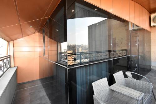 un balcon avec deux chaises et une table dans l'établissement Rent Inn Yerevan on Buzand Street, à Erevan