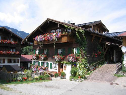 a house with flowers on the side of it at Ferienwohnung Milz in Obermaiselstein