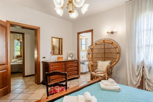 a room with a table and a bathroom with a sink at La Casa nel Verde in Altopascio