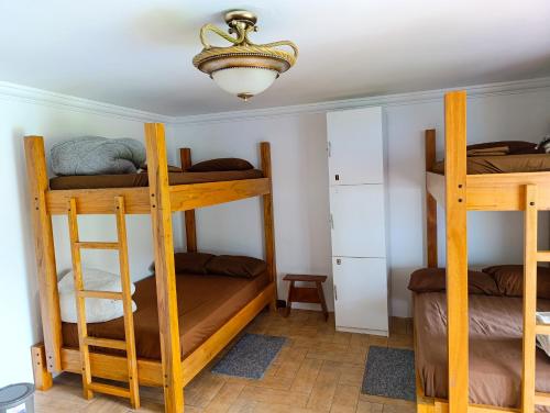 Μία ή περισσότερες κουκέτες σε δωμάτιο στο Hostel Mochiliers Bed and Breakfast