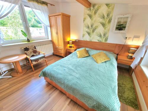 Apartament Kacperek samo centrum, Willowa 4A - 2 sypialnie, salon - dla rodziny 4-5 os في شتوروك: غرفة نوم بسرير ومكتب ونافذة