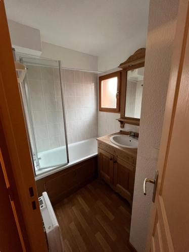 une salle de bain avec une baignoire, un lavabo et une douche dans l'établissement Appartement 6 personnes à Puy-Saint-Vincent, à Puy-Saint-Vincent