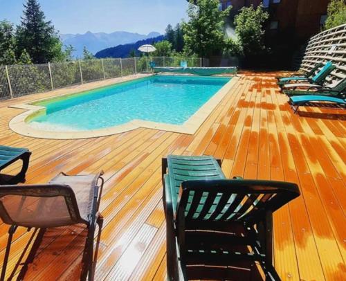 Bazén v ubytování Appartement 4-6 personnes à Puy-Saint-Vincent nebo v jeho okolí