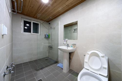 A bathroom at Hongdae Lazy Fox Hostel in Seoul