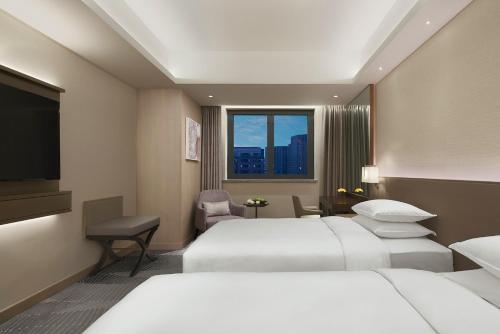 Un ou plusieurs lits dans un hébergement de l'établissement Hyatt Regency Metropolitan Chongqing