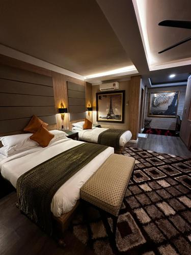 ein Hotelzimmer mit zwei Betten in einem Zimmer in der Unterkunft Shari-La Perhentian Island Resort - Bluestar in Kampong Pasir Panjang