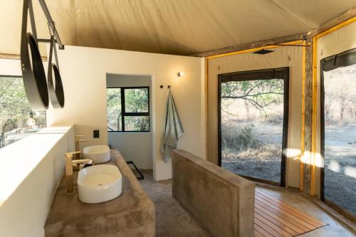 Koupelna v ubytování Sasi Africa Luxury Tented Bush Lodge