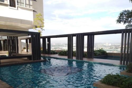 ein Swimmingpool mitten in einem Gebäude in der Unterkunft Cozy Unit and Walking distance to MRT in Sungai Buloh