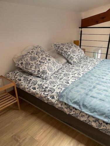 Cette chambre comprend un lit sans matelas et des oreillers. dans l'établissement Maison proche des plages tout confort avec Clim, à Mèze