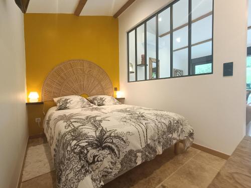 une chambre avec un grand lit et une fenêtre dans l'établissement Gîte T2 au mas Aguilhon, à Saint-Marcel-dʼArdèche