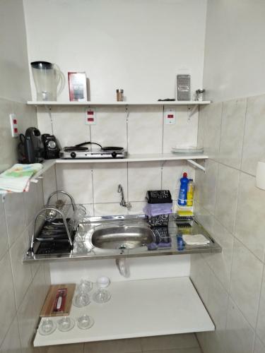 a small kitchen with a sink and a counter at Apto 5 ótimo local proximo shopping in Campo Grande