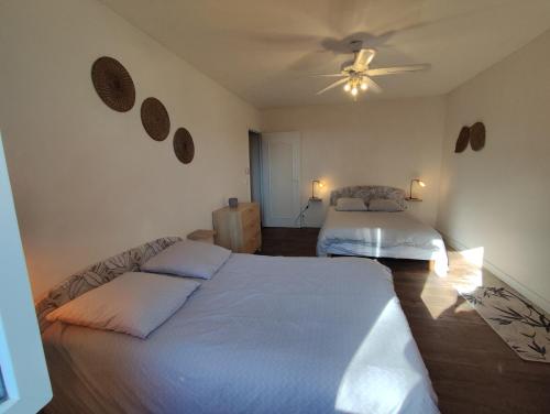 Кровать или кровати в номере La Ferme aux Hibiscus