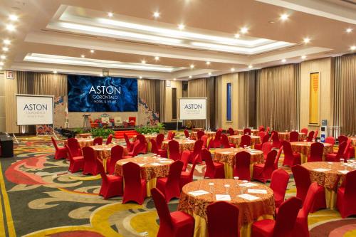 Μια τηλεόραση ή/και κέντρο ψυχαγωγίας στο Aston Gorontalo Hotel & Villas