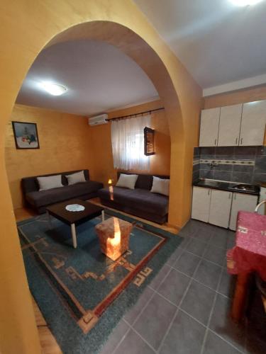 una sala de estar con un sofá y una mesa en Apartmani Kolovic Susanj, en Bar