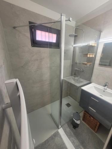 une salle de bain avec douche et lavabo dans l'établissement Agreable et Calme 3 pieces Terrasse, Piscine, Tennis, Plage, à Vallauris