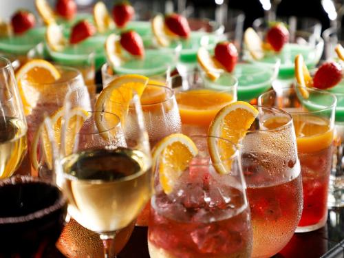 a table topped with glasses of wine and orange slices at FIVE SPRING RESORT THE SHIRAHAMA in Shirahama