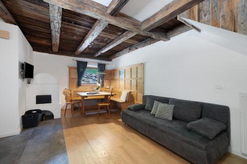 a living room with a couch and a table at Unterurban DIE EINS in Unsere Liebe Frau im Walde