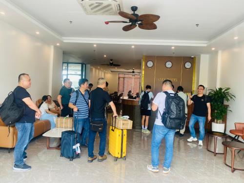 a group of people standing in a room with luggage at ATOUR Phoenix Hotel in Bắc Ninh
