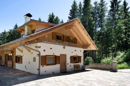 a house with a wooden roof and a patio at Unterurban DIE EINS in Unsere Liebe Frau im Walde