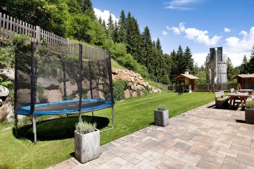 a swing in the middle of a yard at Unterurban DIE EINS in Unsere Liebe Frau im Walde