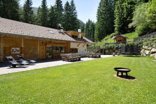a patio with a table in the middle of a yard at Unterurban DIE EINS in Unsere Liebe Frau im Walde