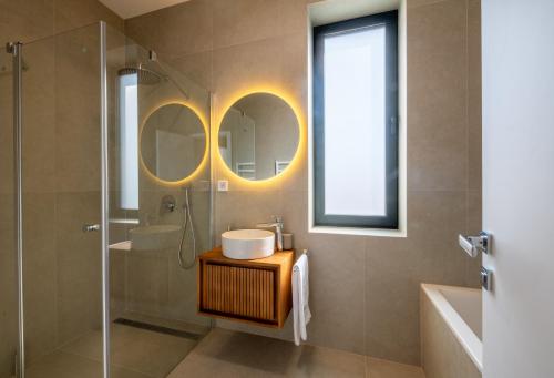 un baño con lavabo y espejo en Rezidencia Galéria, en Ružomberok