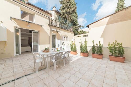 Cittadella Apartment by Mamo Florence