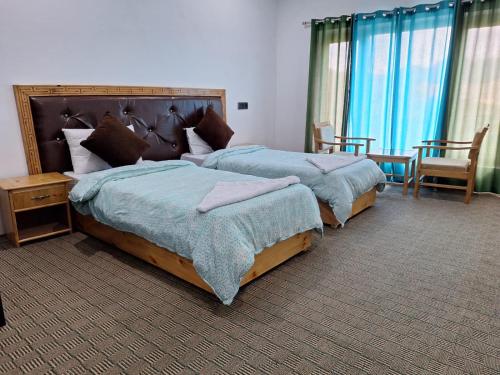 Postel nebo postele na pokoji v ubytování Hotel Namkila Ladakh by LexStays