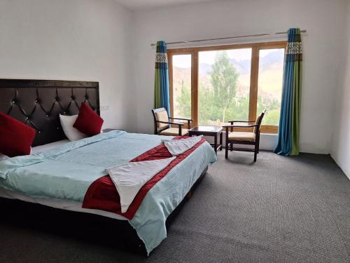 Postel nebo postele na pokoji v ubytování Hotel Namkila Ladakh by LexStays