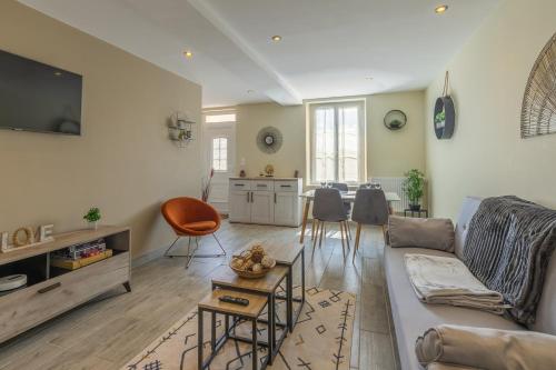 un salon avec un canapé et une table dans l'établissement L'échappée Belle, à Romorantin-Lanthenay