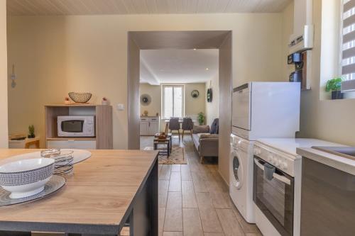 Il comprend une cuisine et un salon avec un réfrigérateur. dans l'établissement L'échappée Belle, à Romorantin-Lanthenay