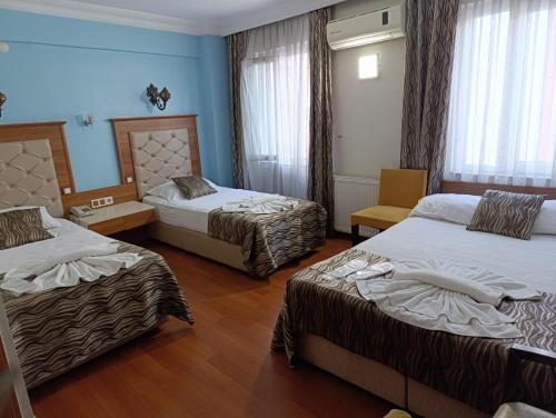 Llit o llits en una habitació de Şirin Hotel