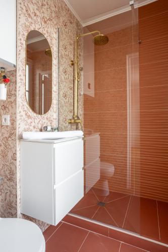 une salle de bain avec un lavabo blanc et un miroir dans l'établissement The charming Republic Place, à Paris