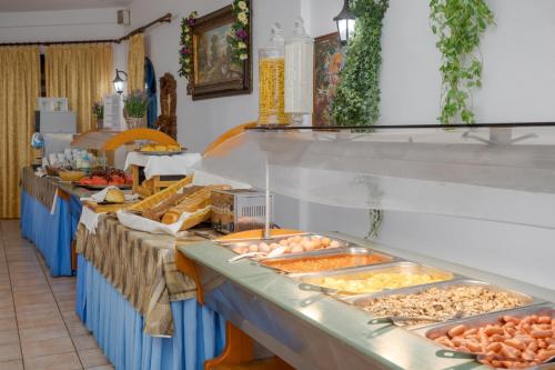 ein Buffet mit vielen verschiedenen Speisen in der Unterkunft Palm Bay by Estia in Sisi
