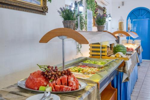 ein Buffet mit einem Teller Essen auf dem Tisch in der Unterkunft Palm Bay by Estia in Sisi