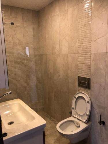 Bilik mandi di Plaja çok yakın tarihi taş ev