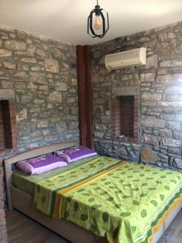 Katil atau katil-katil dalam bilik di Plaja çok yakın tarihi taş ev