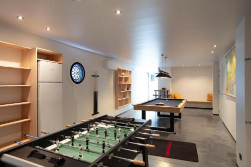 a play room with a foos ball and a table at Au Coin Quatorze in Poperinge