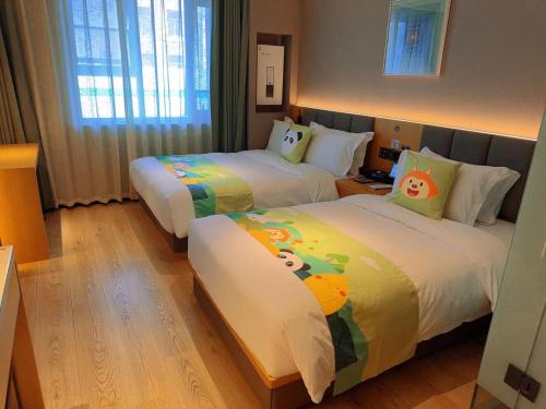 a hotel room with two beds in a room at True Go Hotel Beijing Jianguomen Pediatric Institute in Beijing