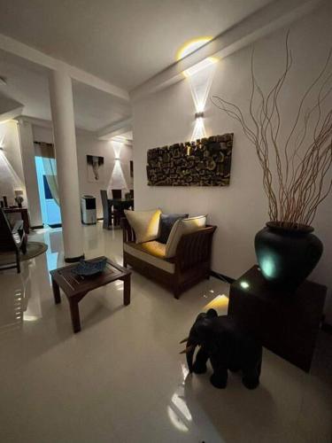 Ruang duduk di Luxury Villa Virginia with Private Pool and Garden