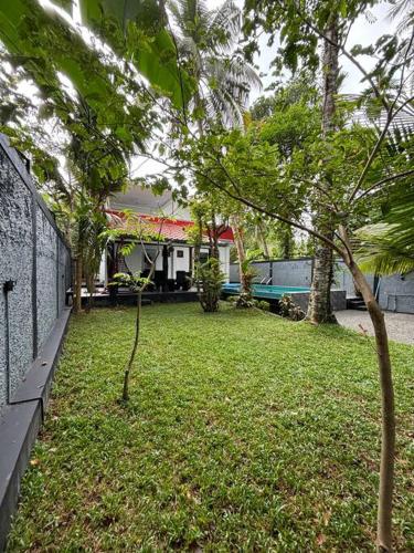Taman di luar Luxury Villa Virginia with Private Pool and Garden