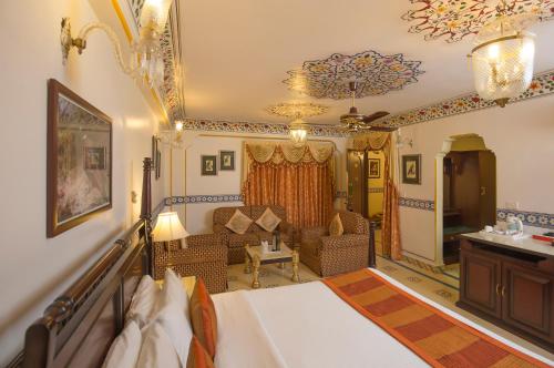 Postel nebo postele na pokoji v ubytování Umaid Bhawan - A Heritage Style Boutique Hotel