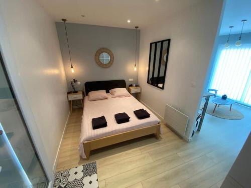 a bedroom with a large bed in a room at Gîte Pays Basque Domaine de La Lande "Les pins" in Came