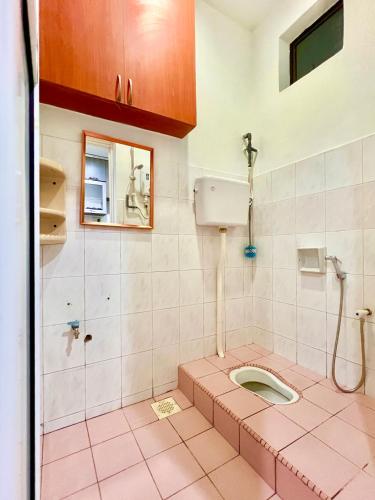 a bathroom with a pink toilet in a room at LEGOLAND with 10-15min drive from Bukit Indah Near Medini Nusajaya in Johor Bahru