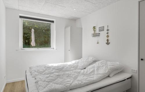 Una cama o camas en una habitación de Gorgeous Home In Saltum With Sauna