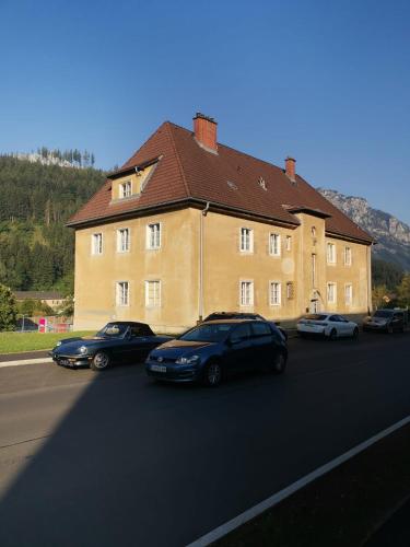 a group of cars parked in front of a building at Eisenerzer Apartments - Radmeisterhaus in Eisenerz